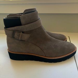 Naturalizer grey ankle boot size 7.5